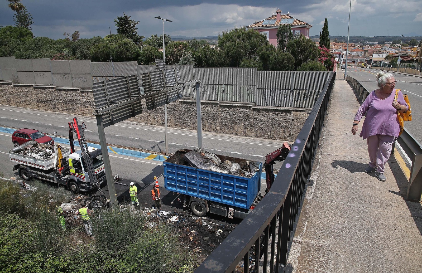 Fotos de la retirada de la carga del camión incendiado en el acceso norte de Algeciras