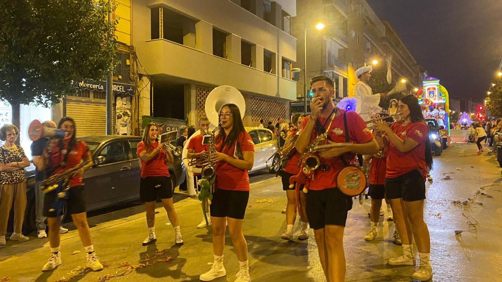 Las charangas amenizaron el paso del desfile por las calles de Guadix.