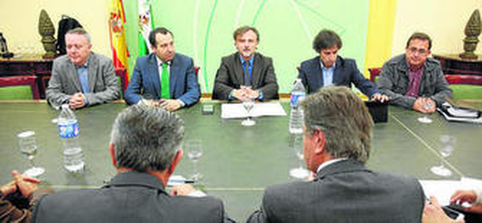 El consejero de Medio Ambiente presidio ayer la reunión en Málaga con los empresarios de playa.