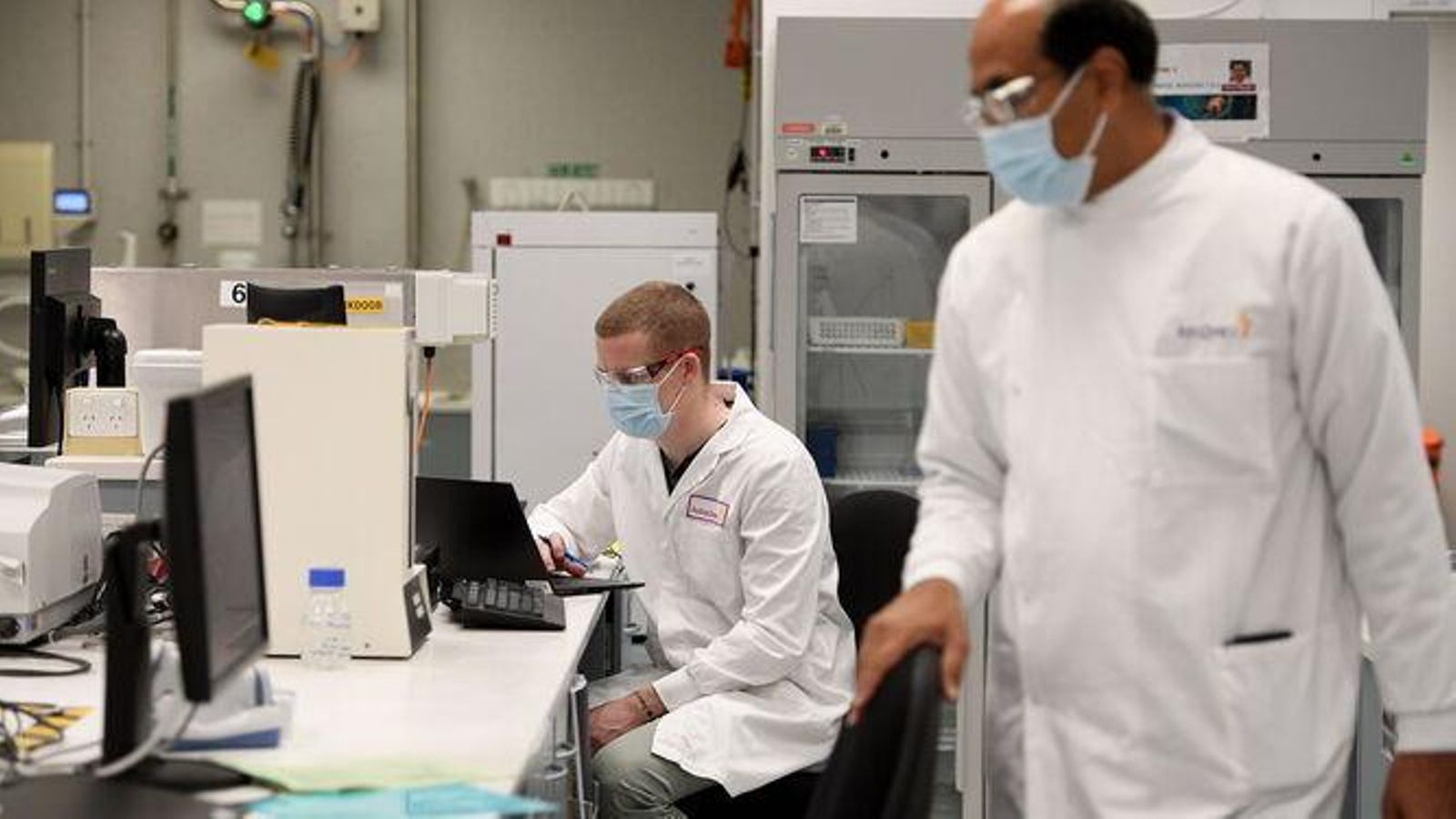 Investigadores analizando incidencia de Astrazeneca en trombos