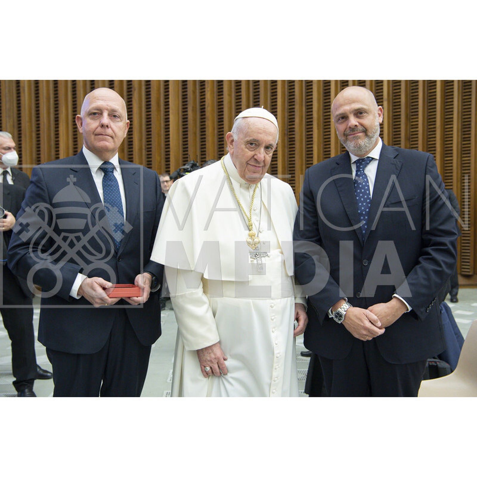 Álvaro Sopeña y Sergio Sopeña con el Papa Francisco que luce la medalla de la hermandad.