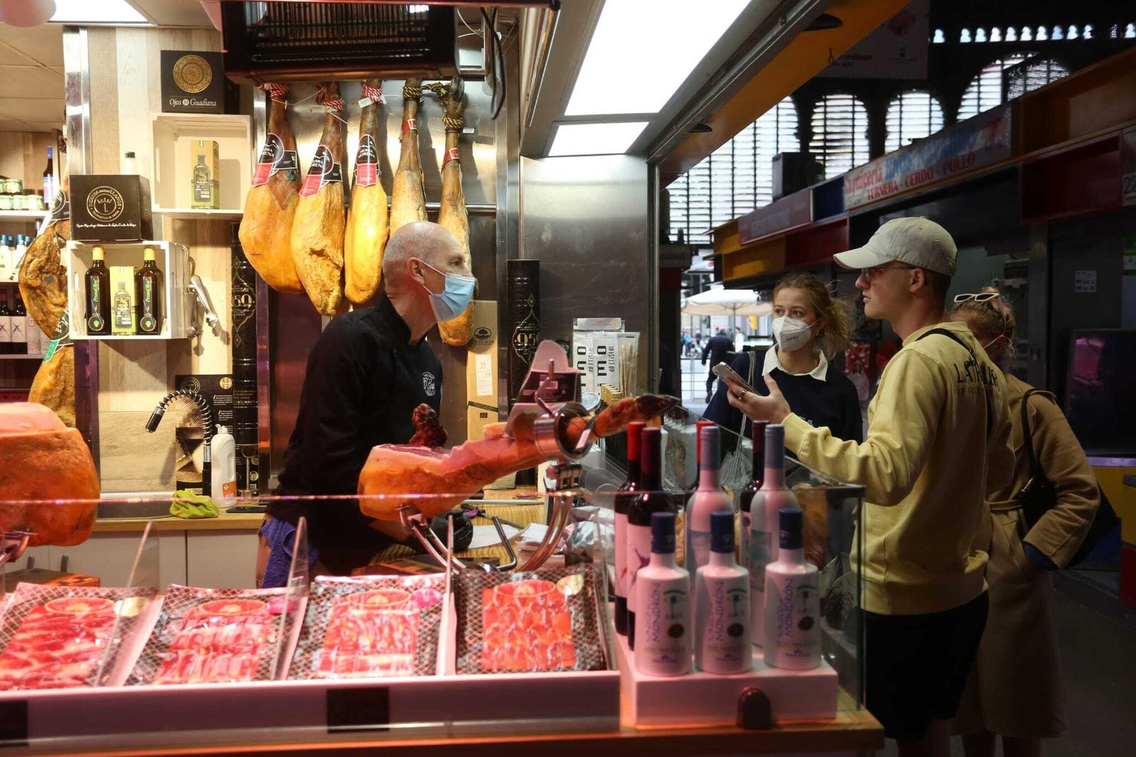 Adiós (o casi) a las mascarillas en Málaga