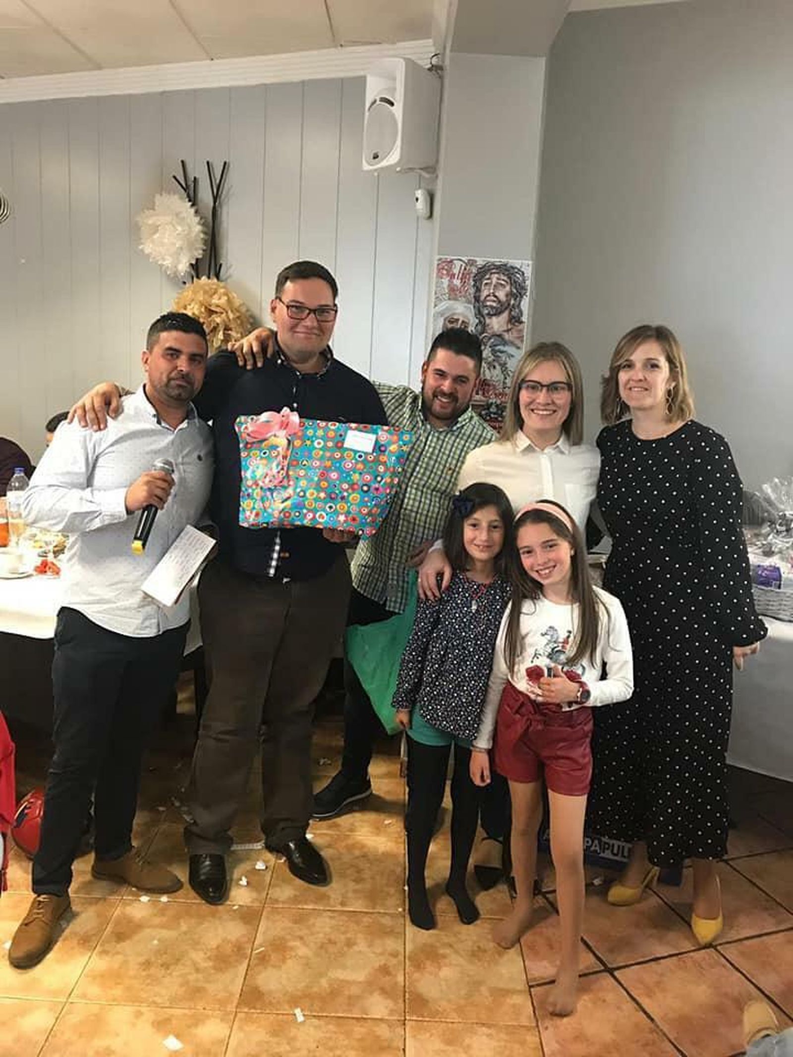 Durante la comida se sortearon numerosos regalos donados por las empresas del municipio