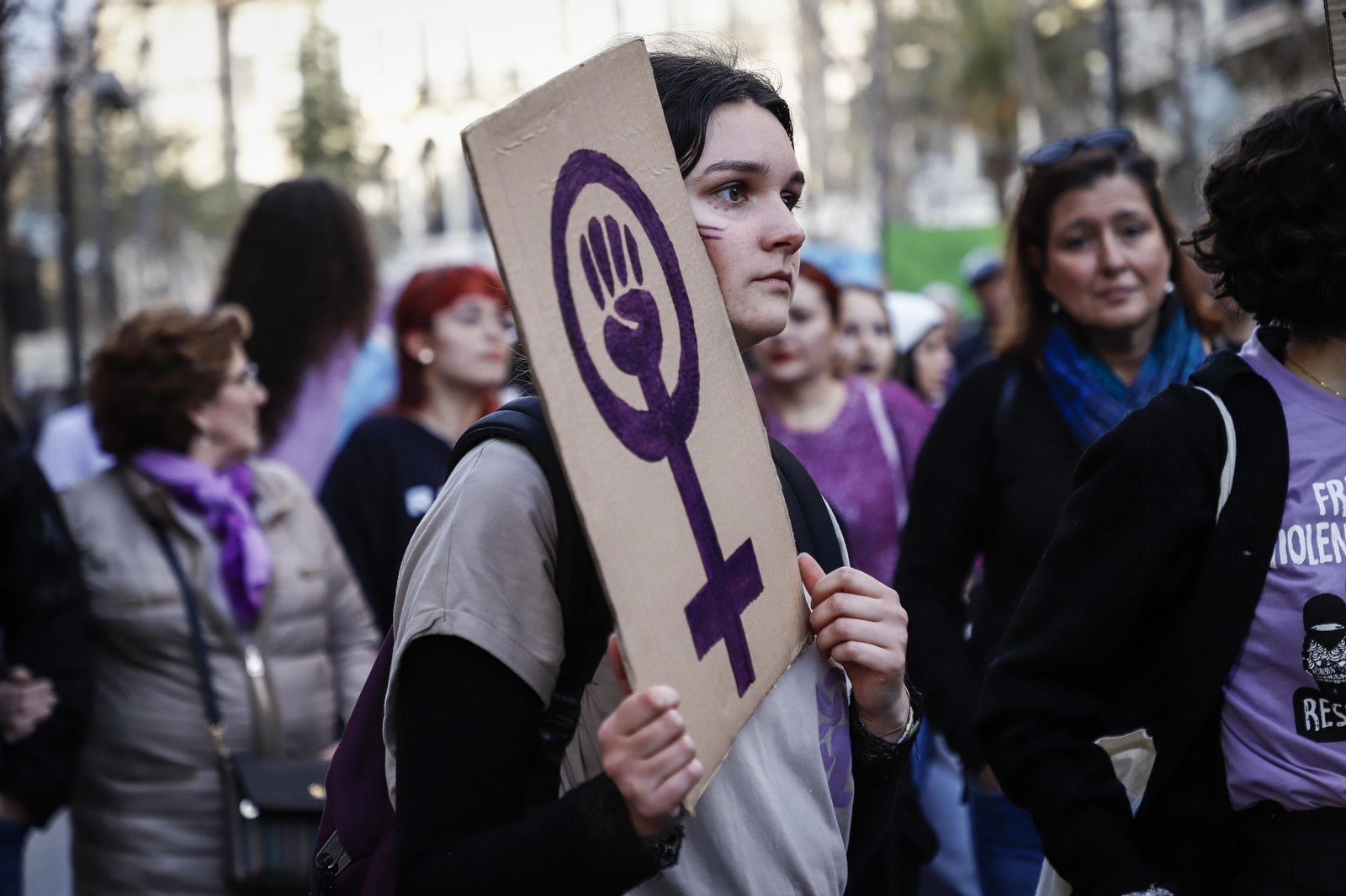 Una ola morada inunda la avenida principal de Granada en el Día de la Mujer
