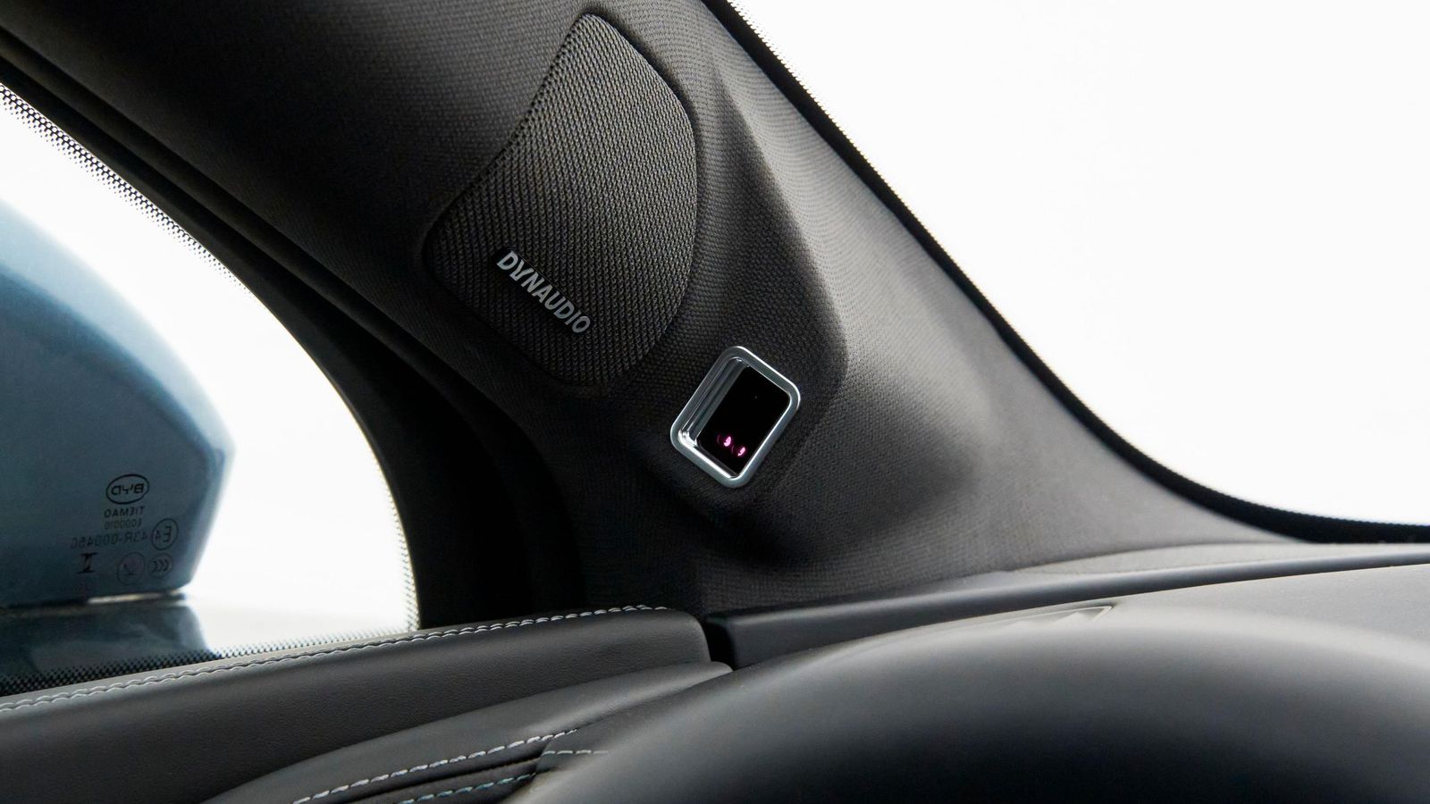 Esta cámara se dirige hacia el rostro del conductor para detectar su falta de atención a la carretera, pero provoca demasiados avisos que no siempre suponen eso.