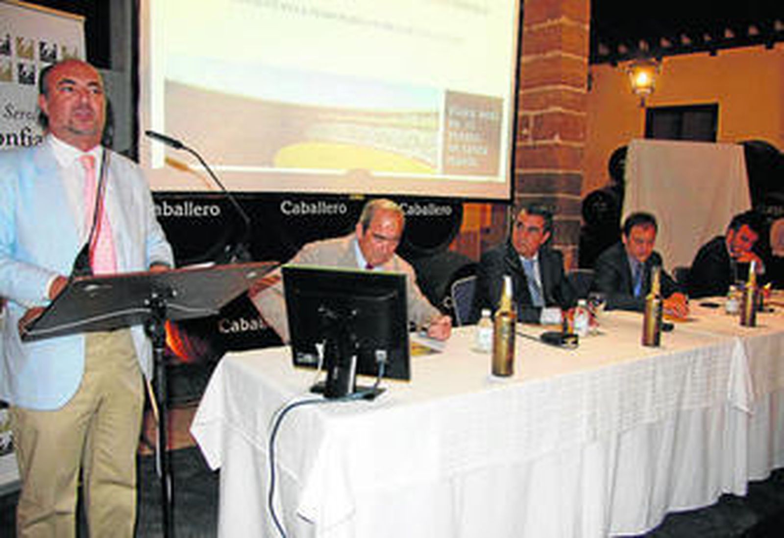 La presentación de los carteles de los festejos taurinos en la plaza de El Puerto, anoche en el Castillo de San Marcos, del Grupo Caballero.