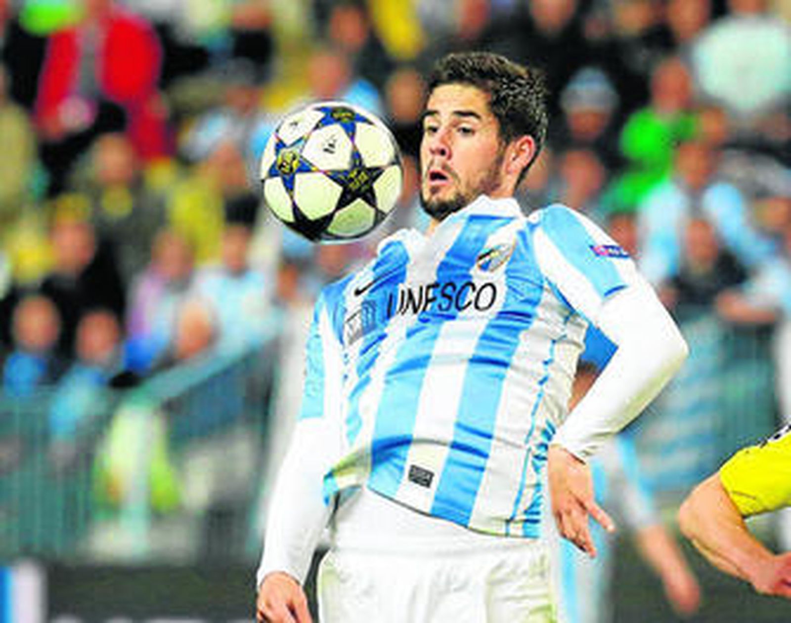 Isco controla un balón con el pecho.