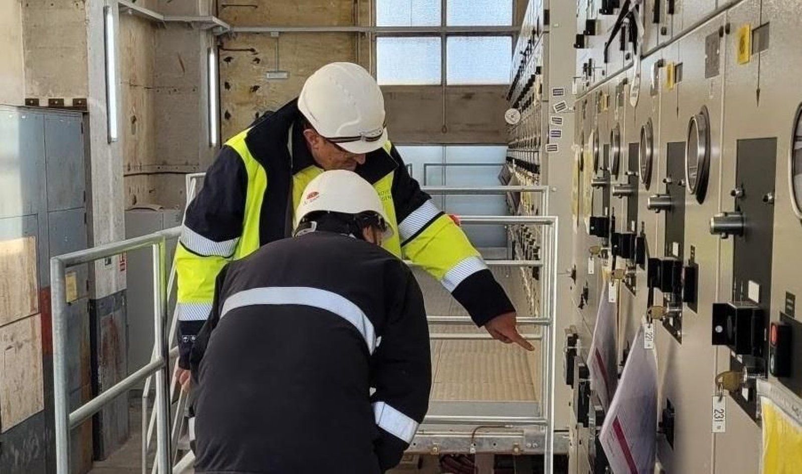 Dos operarios eléctricos Dos operarios eléctricos