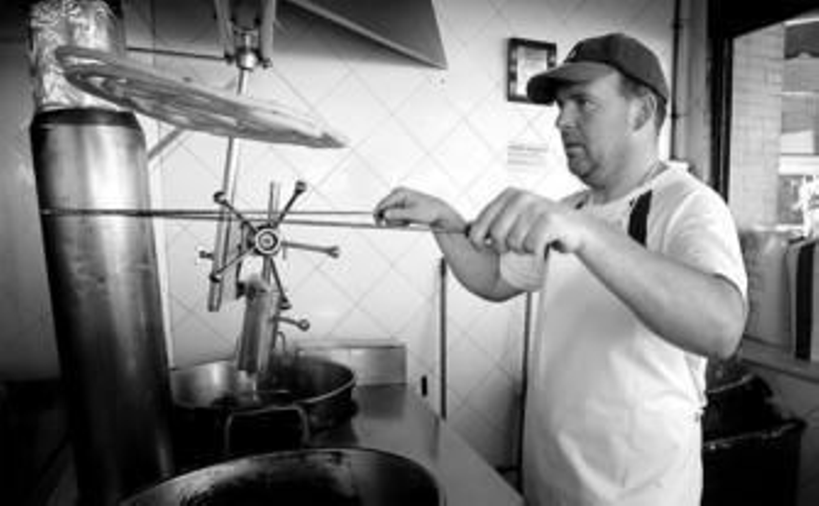 Manuel Jesús posa en su puesto de churros de la calle Doña Blanca tras la entrevista con Diario de Jerez.