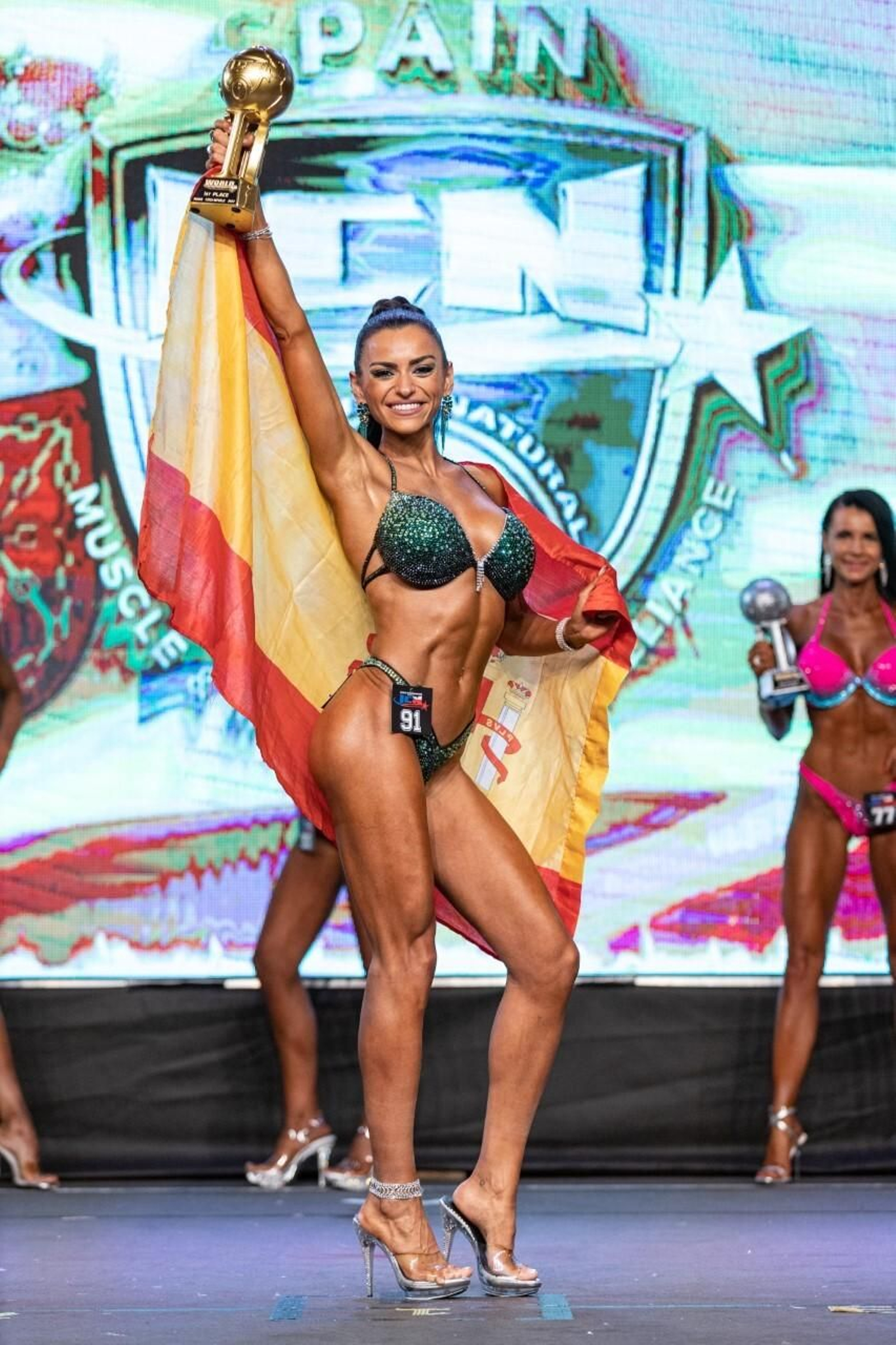Cristina García Tena alza su trofeo de campeona mundial de Culturismo Natural.