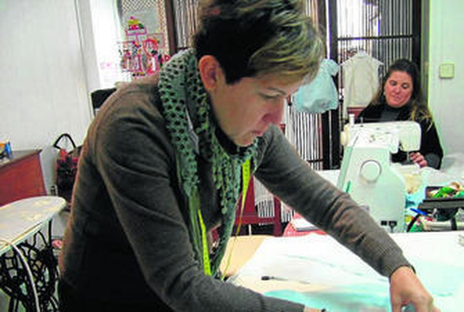 Cecilia Báñez en el taller repasando una de sus creaciones de batones para bebés.