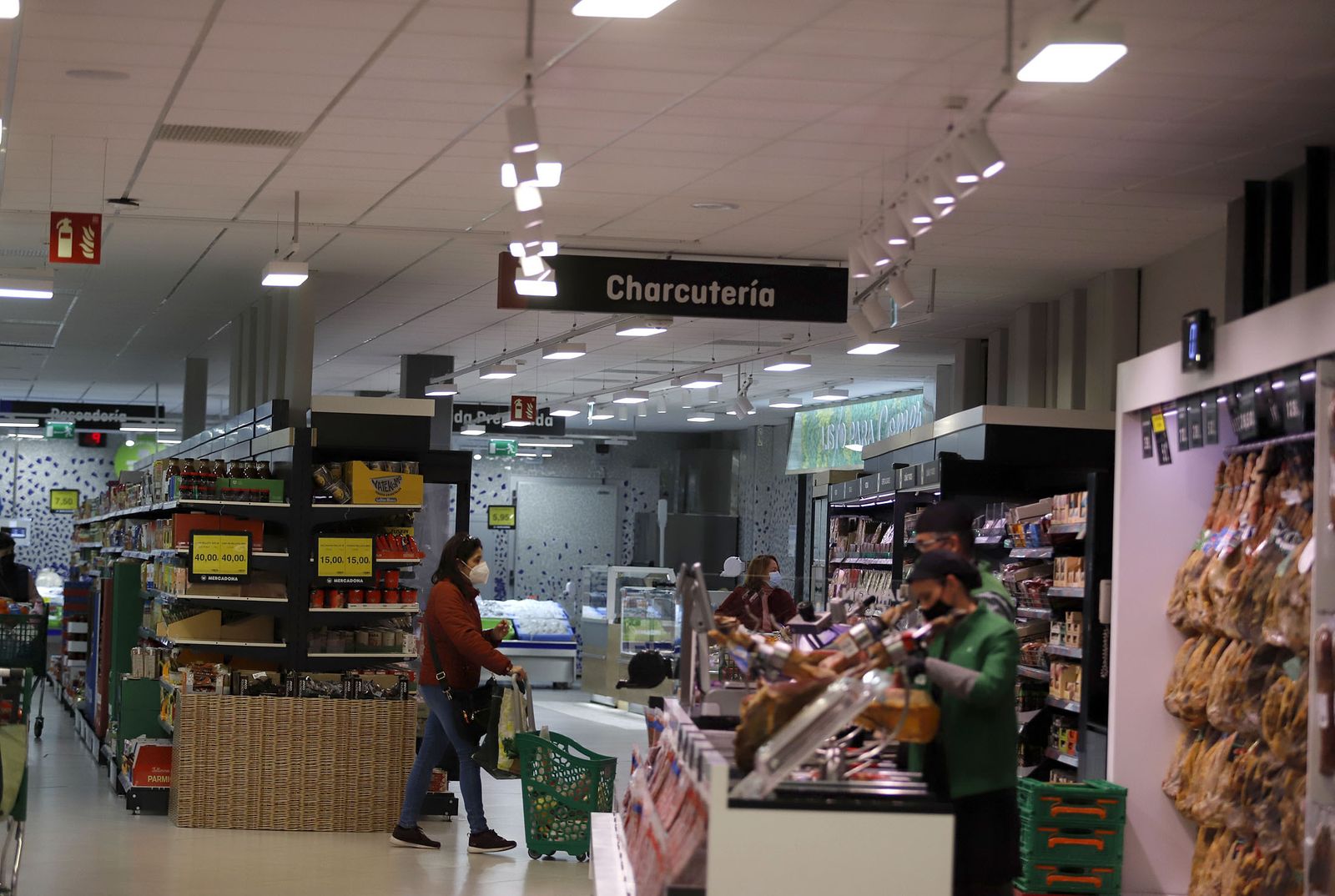 Imágenes de las mejoras del Mercadona de La Palma del Condado para el ahorro energético