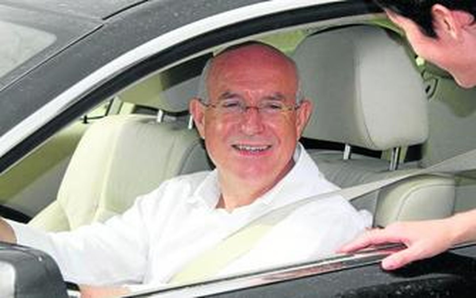 Lorenzo Serra, ya sin su característico bigote, dialoga con un aficionado.