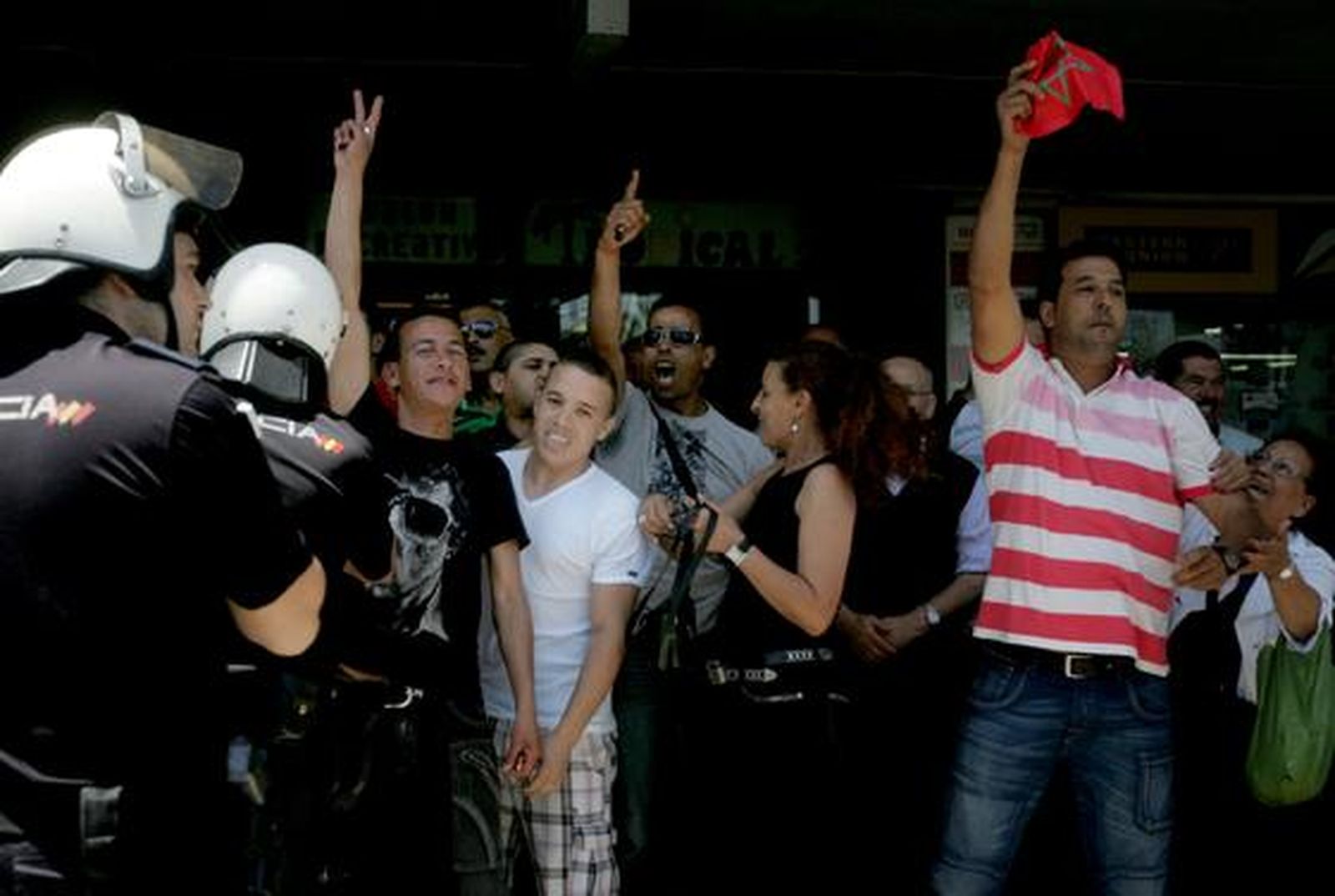 Unas 200 personas reclaman el Sahara libre antes el Consulado de Marruecos donde les responden unos 30 marroquíes gritando y besando la bandera de su país./Fotos:J.M.Quiñones

Foto: J.M.Q.