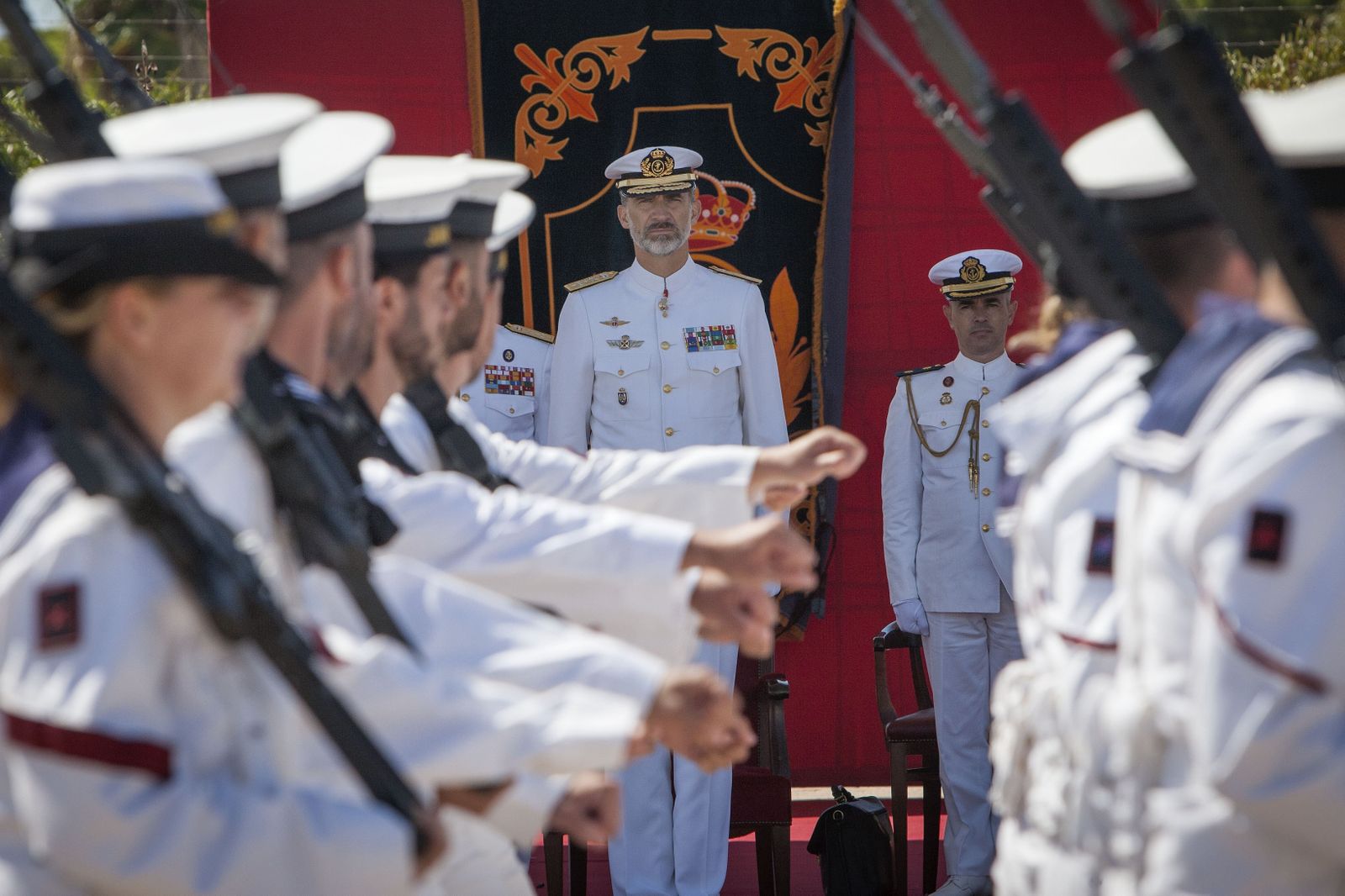 El rey Felipe VI observa el desfile celebrado durante el acto conmemorativo del Centenario de la Aviación Naval en la Base de Rota.