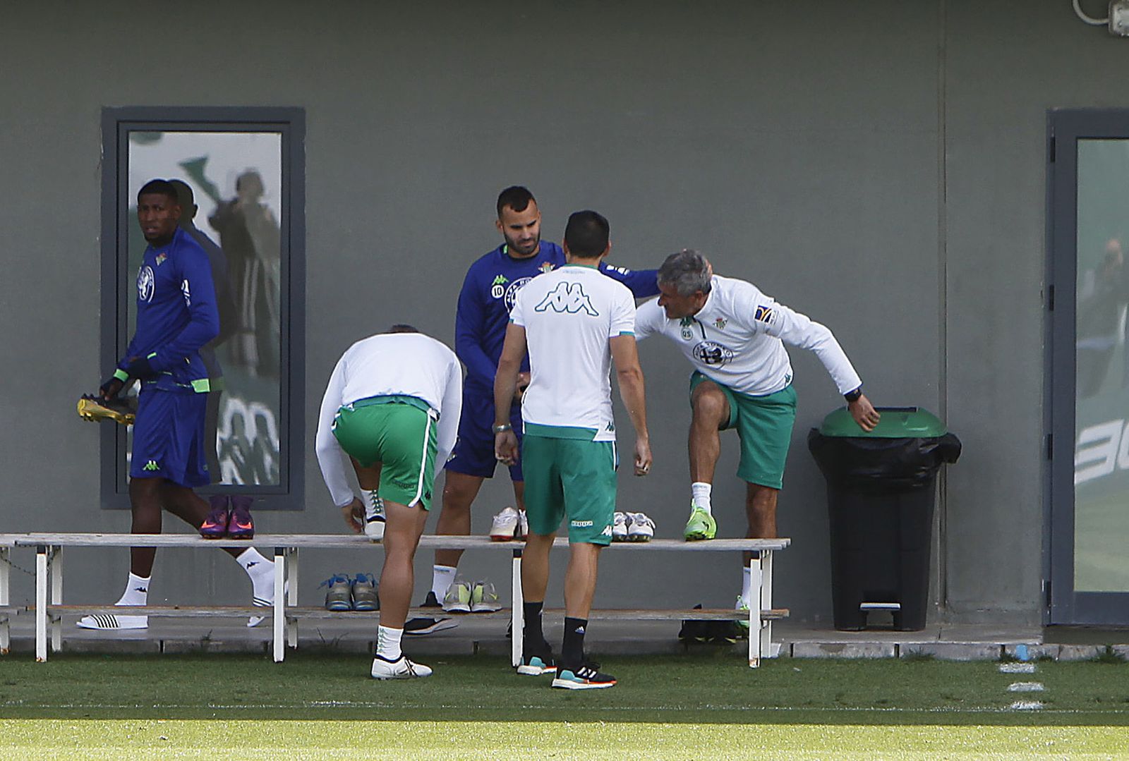 Jesé saluda a Quique Setién en un entrenamiento.