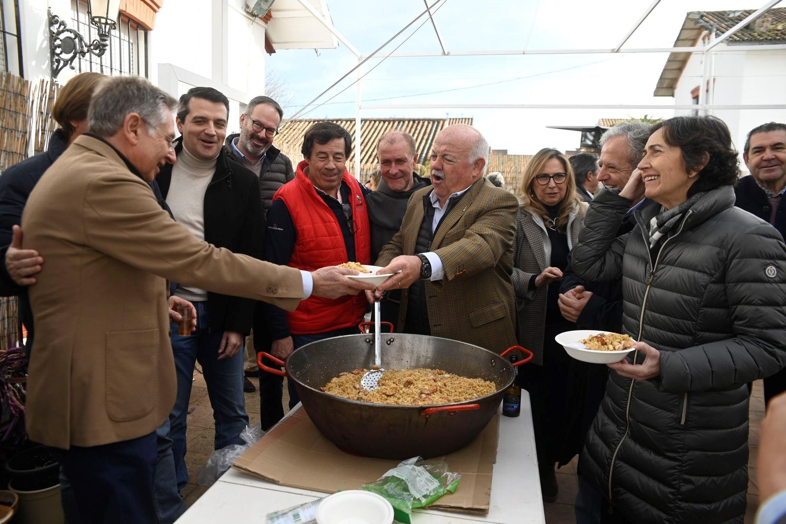 Las migas de la Cruz Blanca, en imágenes
