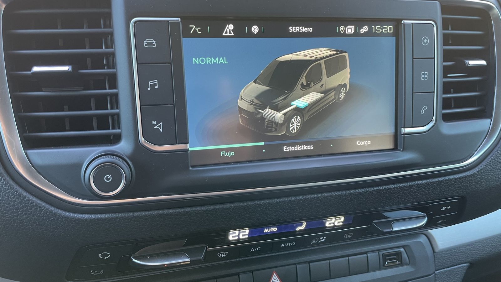 Desde la pantalla central se pueden controlar algunos aspectos del sistema de propulsión, como la progresión del consumo a lo largo del tiempo o las cargas, pero no el porcentaje de batería, dato que Citroën no aporta.