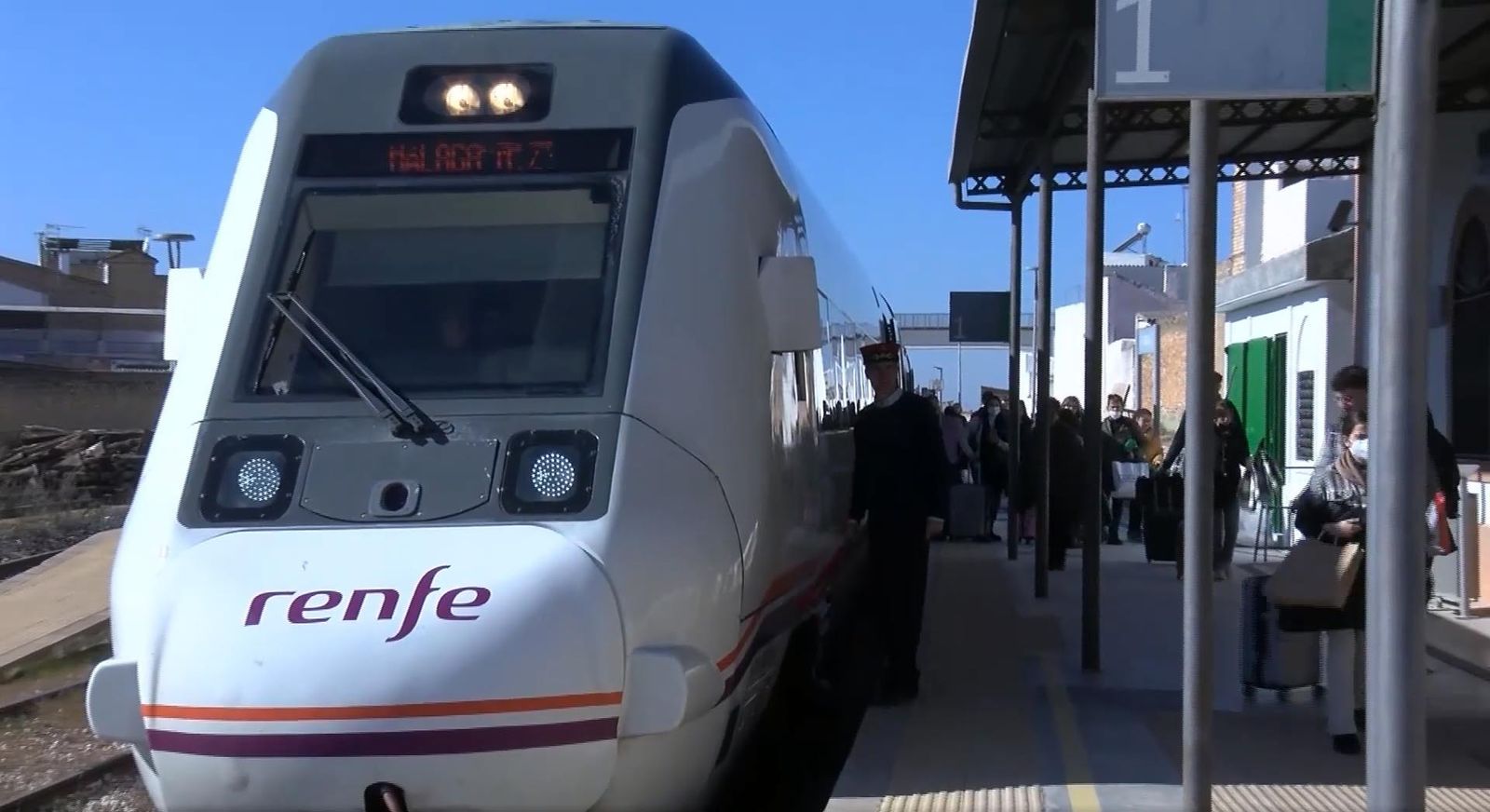 Viajeros en la estación de Pedrera antes del corte de la vía entre Sevilla y Málaga un mínimo de cuatro meses.