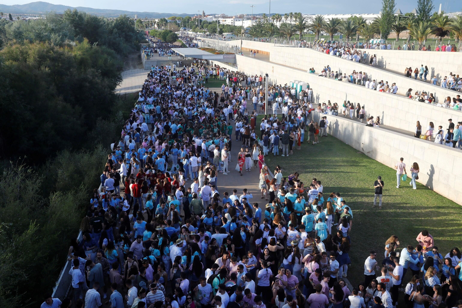 El clásico botellón del Miércoles de la Feria de Córdoba, en imágenes