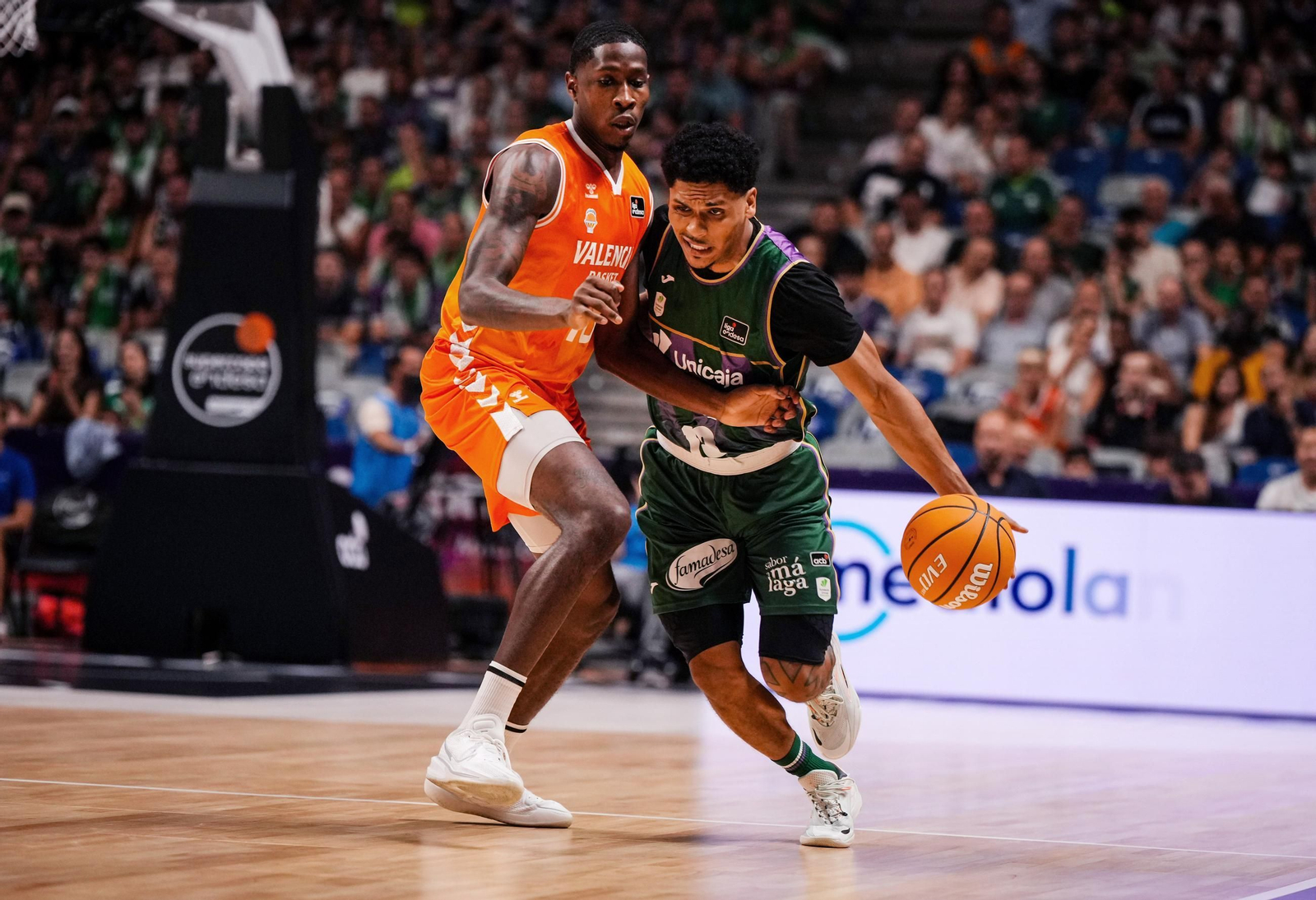 Castañeda, ante Omari Moore.