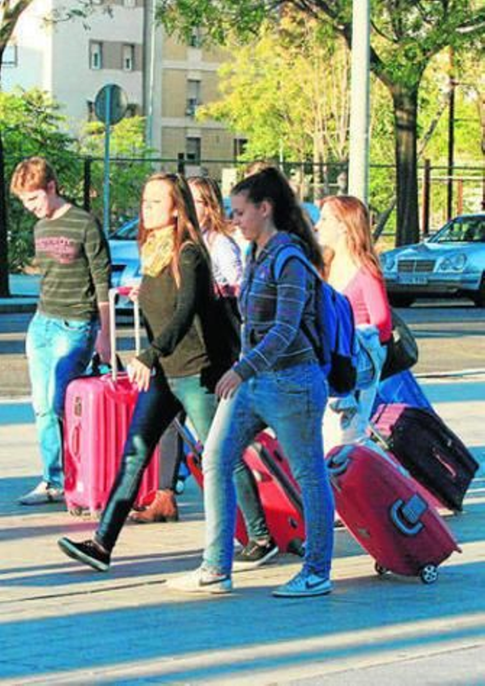 Un grupo de jóvenes en la zona de acceso a la estación del AVE en Córdoba.