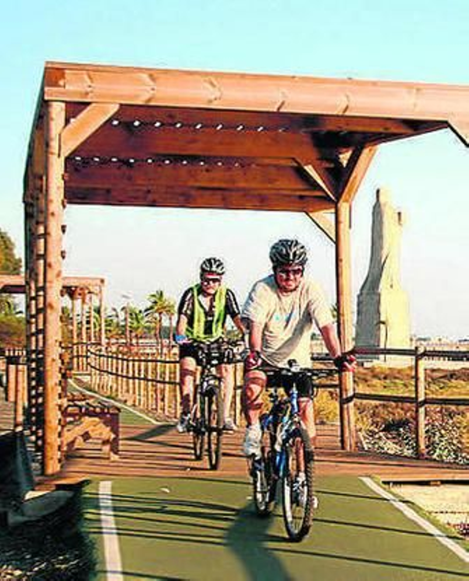 Ciclistas junto a la Punta del Sebo.