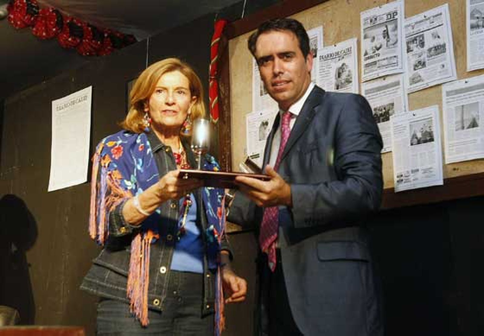 La vicepresidenta de Bodegas Osborne, María del Carmen Osborne, entrega a Rafael Navas un recuerdo por el pregón.

Foto: Fito Carreto y Andrés Mora