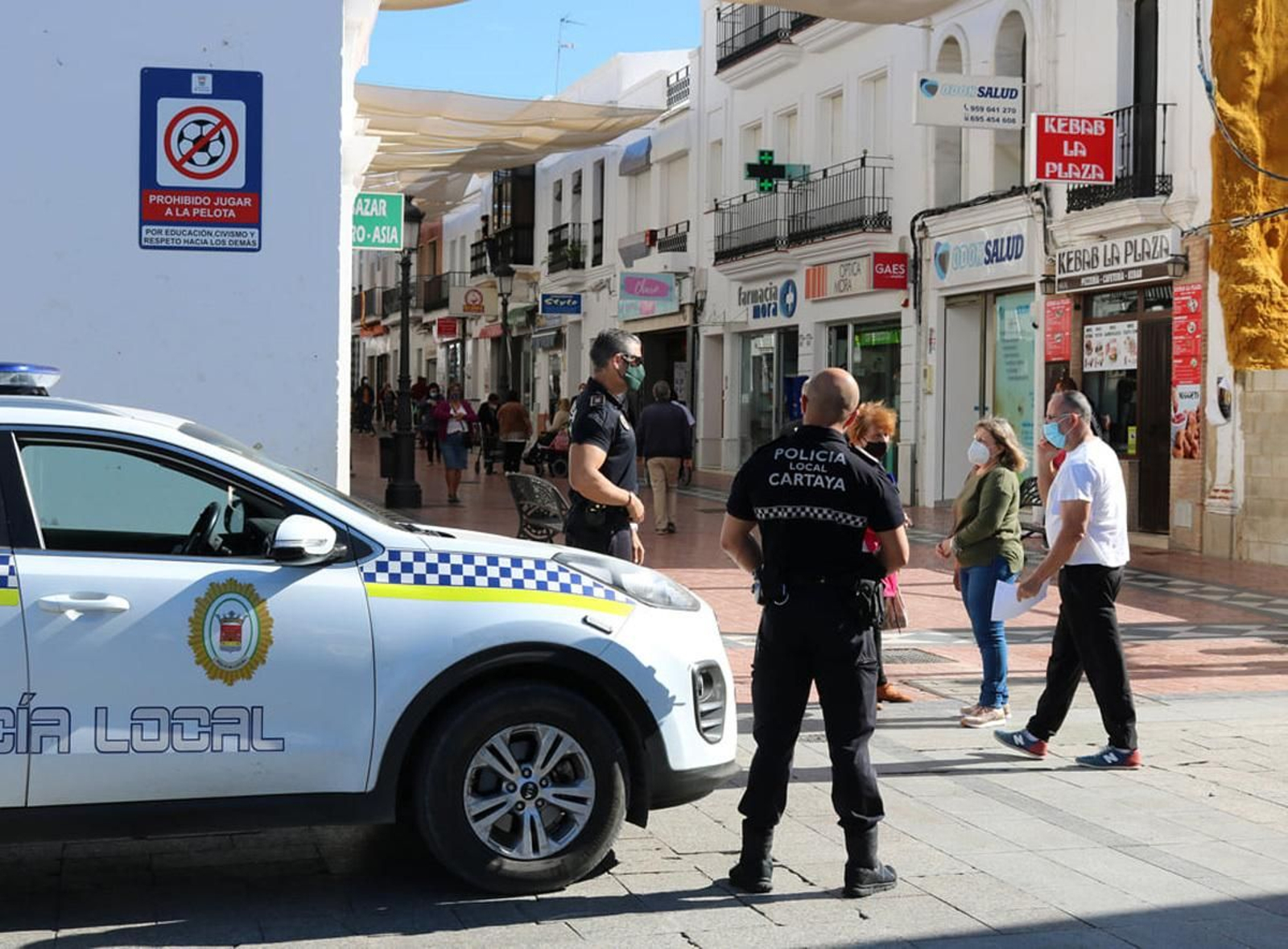 Control policial en las calles del centro de Cartaya