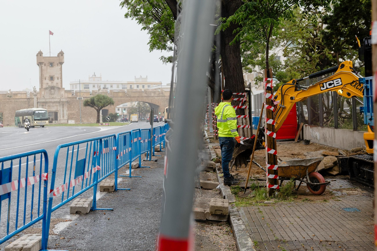 Las obras ya se ejecutan en la acera anexa al antiguo solar de la Subdelegación del Gobierno, en la Avenida de Andalucía.
