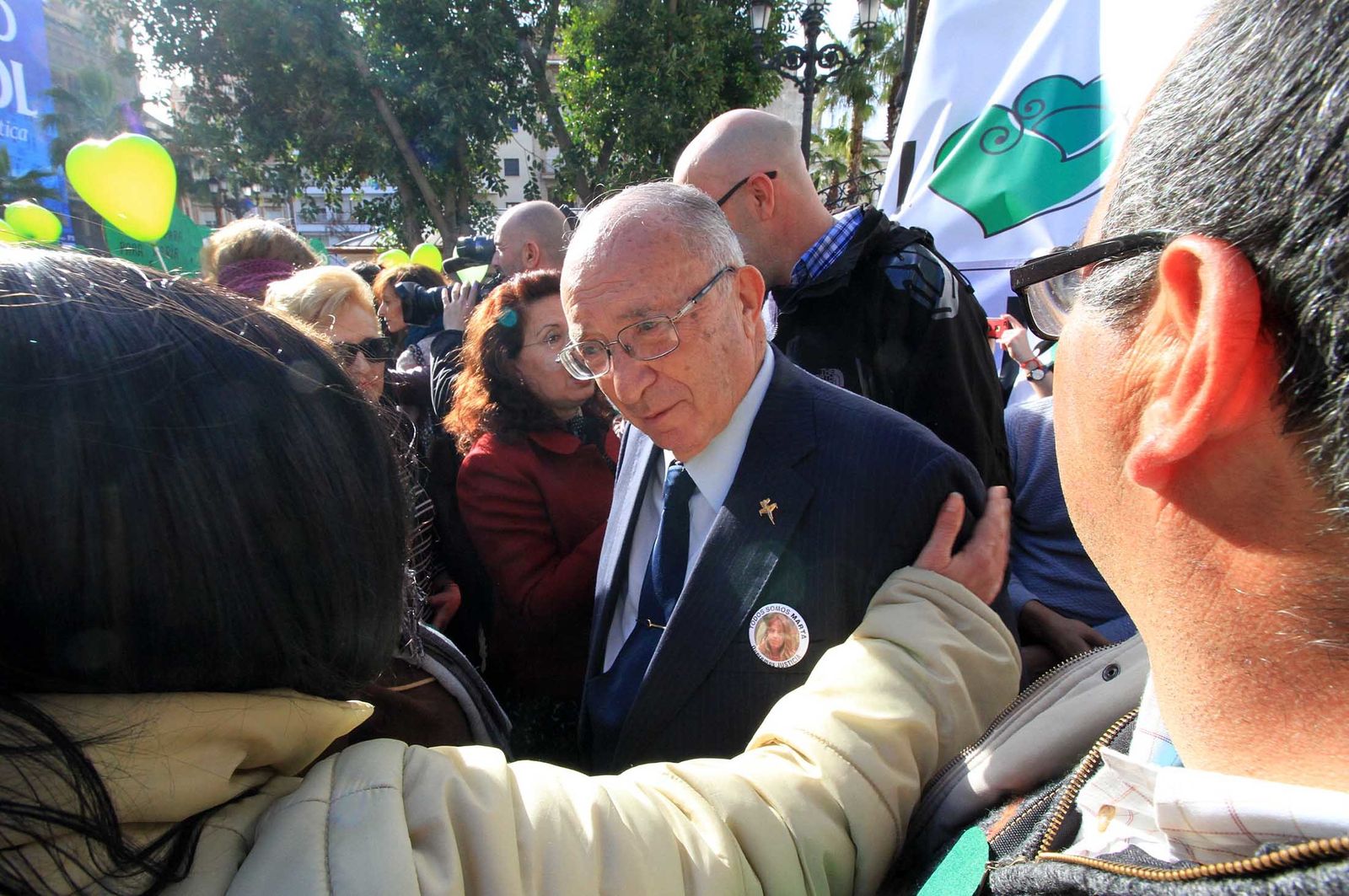 Imágenes de la concentración en la Plaza de las Monjas pidiendo justicia para las víctimas del doble crimen de Almonte