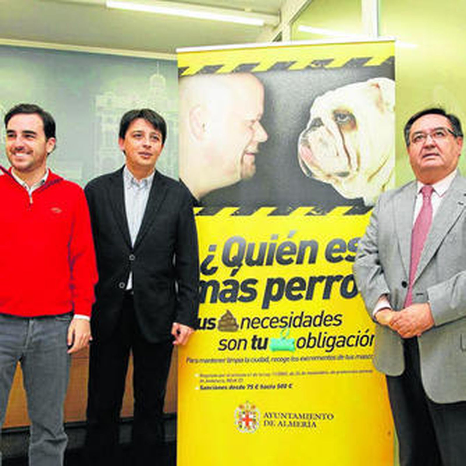 Carlos Sánchez, Manolo Guzmán y Esteban Rodríguez, junto al cartel de la campaña de concienciación.