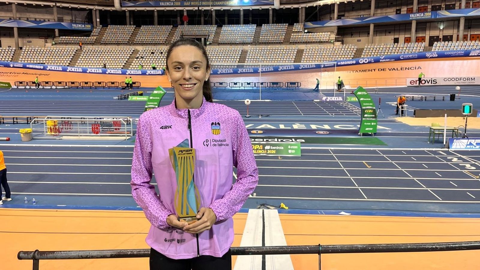 La barreña Ana Prieto, con la copa de campeona de clubes.