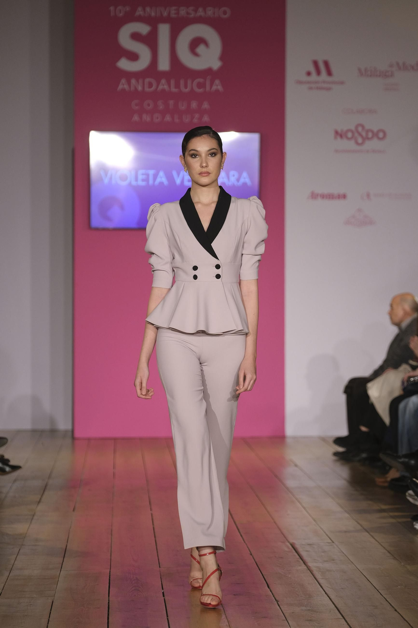 Sobriedad y minimalismo en las invitadas de Violeta Vergara