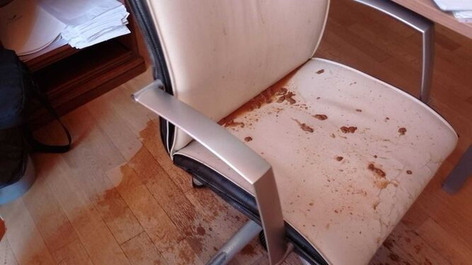 Así quedó la silla tras arrojar una mujer las heces y orines humanas.