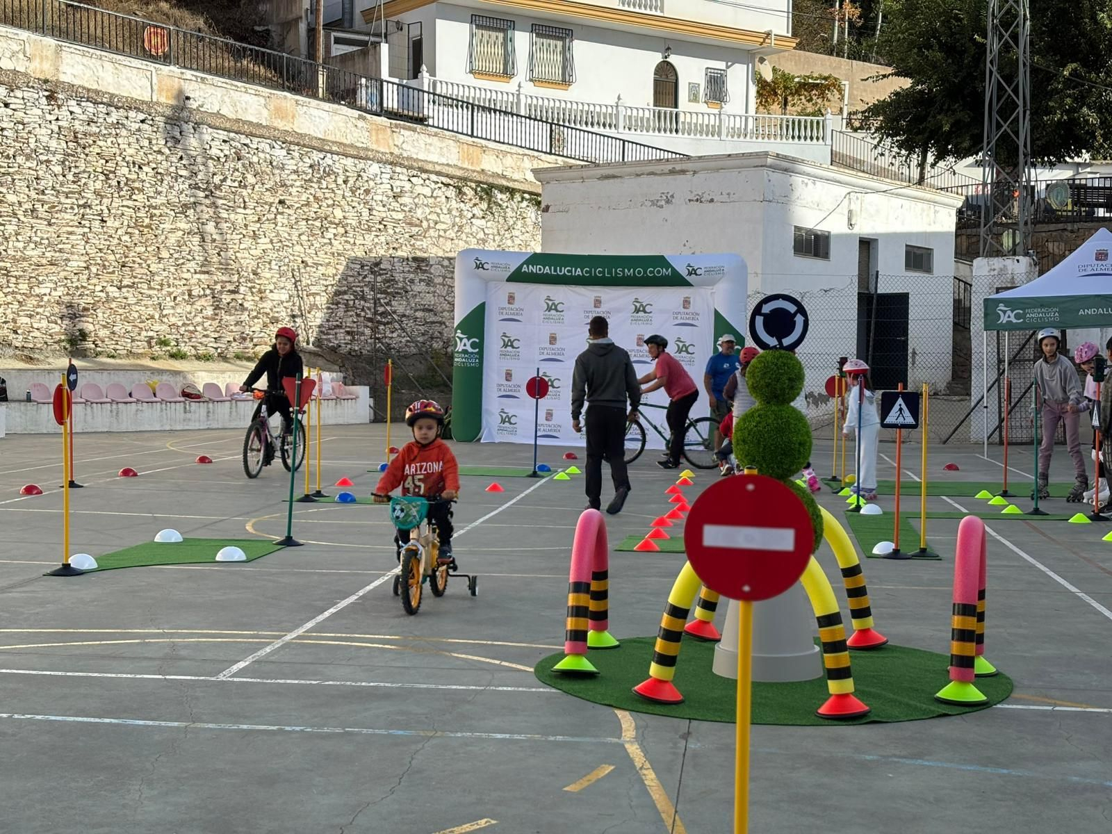 Desarrollo de la actividad durante uno de los ‘Talleres Educativos de Promoción del Ciclismo’ ya realizados.