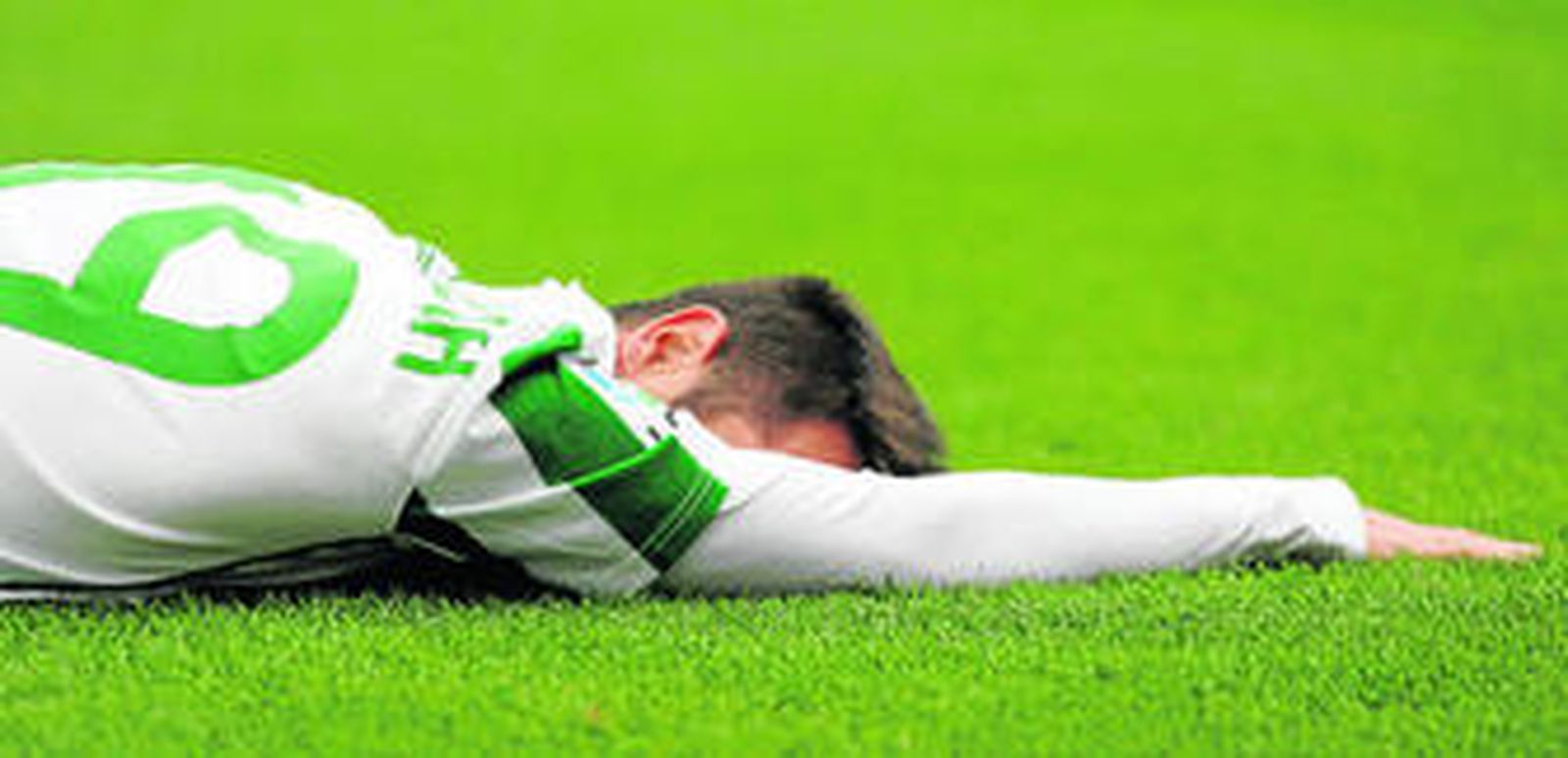 López Silva yace en el suelo tras una acción en el partido ante el Murcia del pasado sábado.