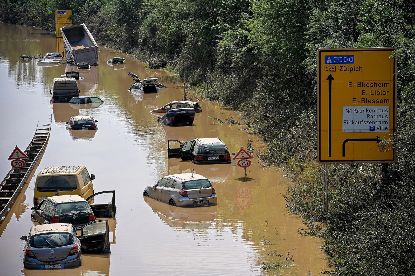Vehículos atrapados por el agua en la autopista federal B265 en Erftstadtm en el oeste del país.