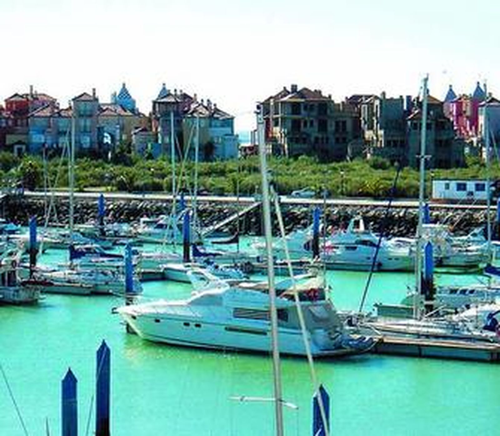 Embarcaciones atracadas en Puerto Sherry. Las de menor tamaño serán las más afectadas por la subida.