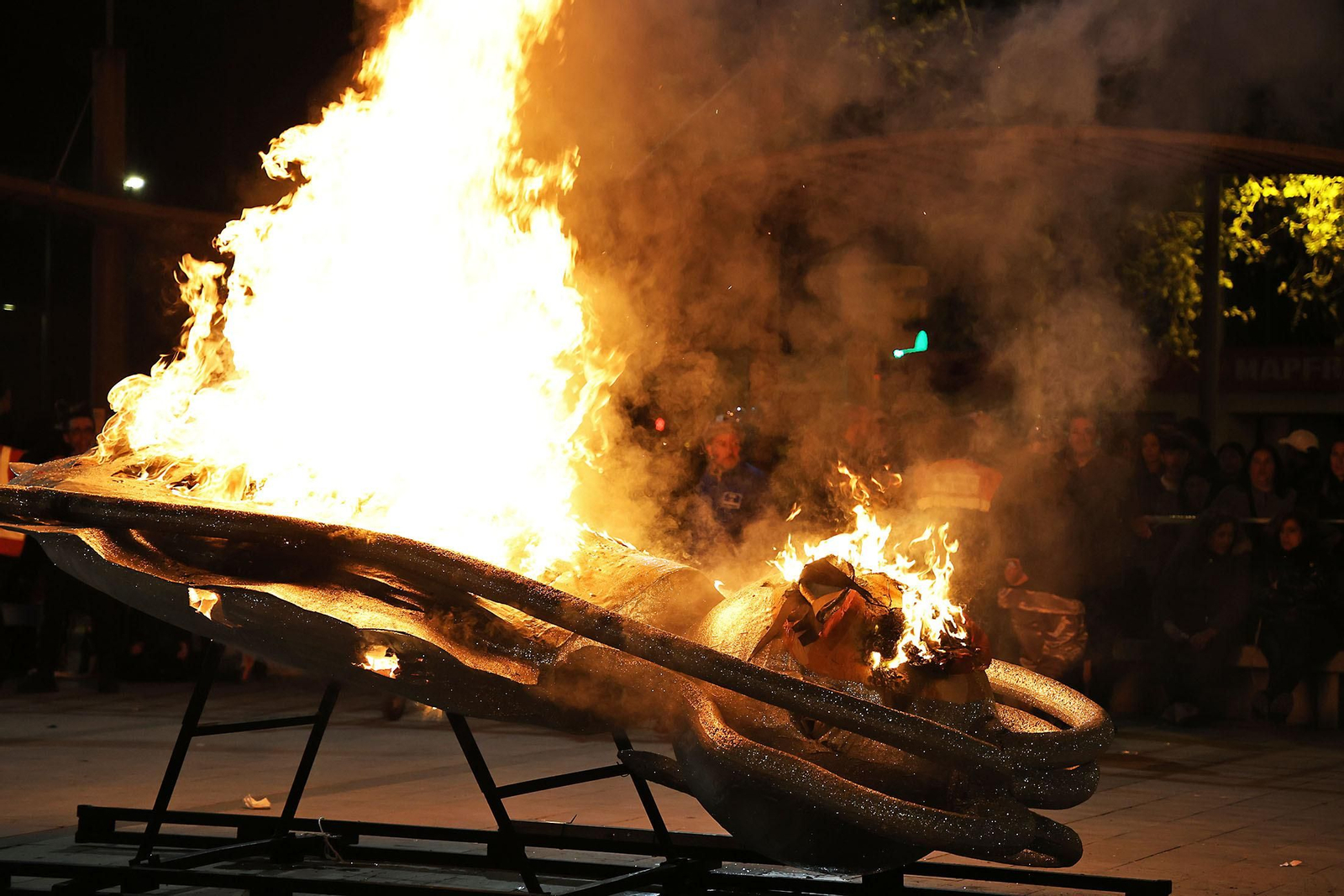 Imágenes del entierro del choco por las calles de Huelva