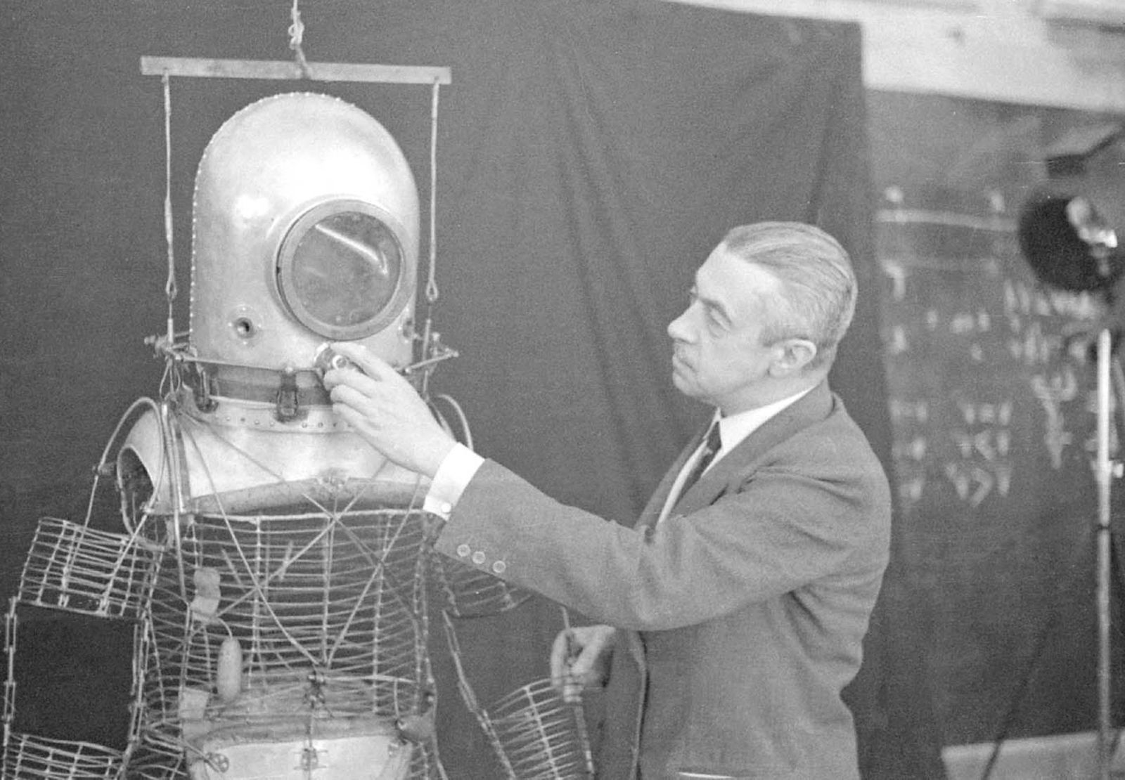 El ingeniero con su invento, la escafandra astronáutica que posteriormente la NASA adaptó para los viajes espaciales.