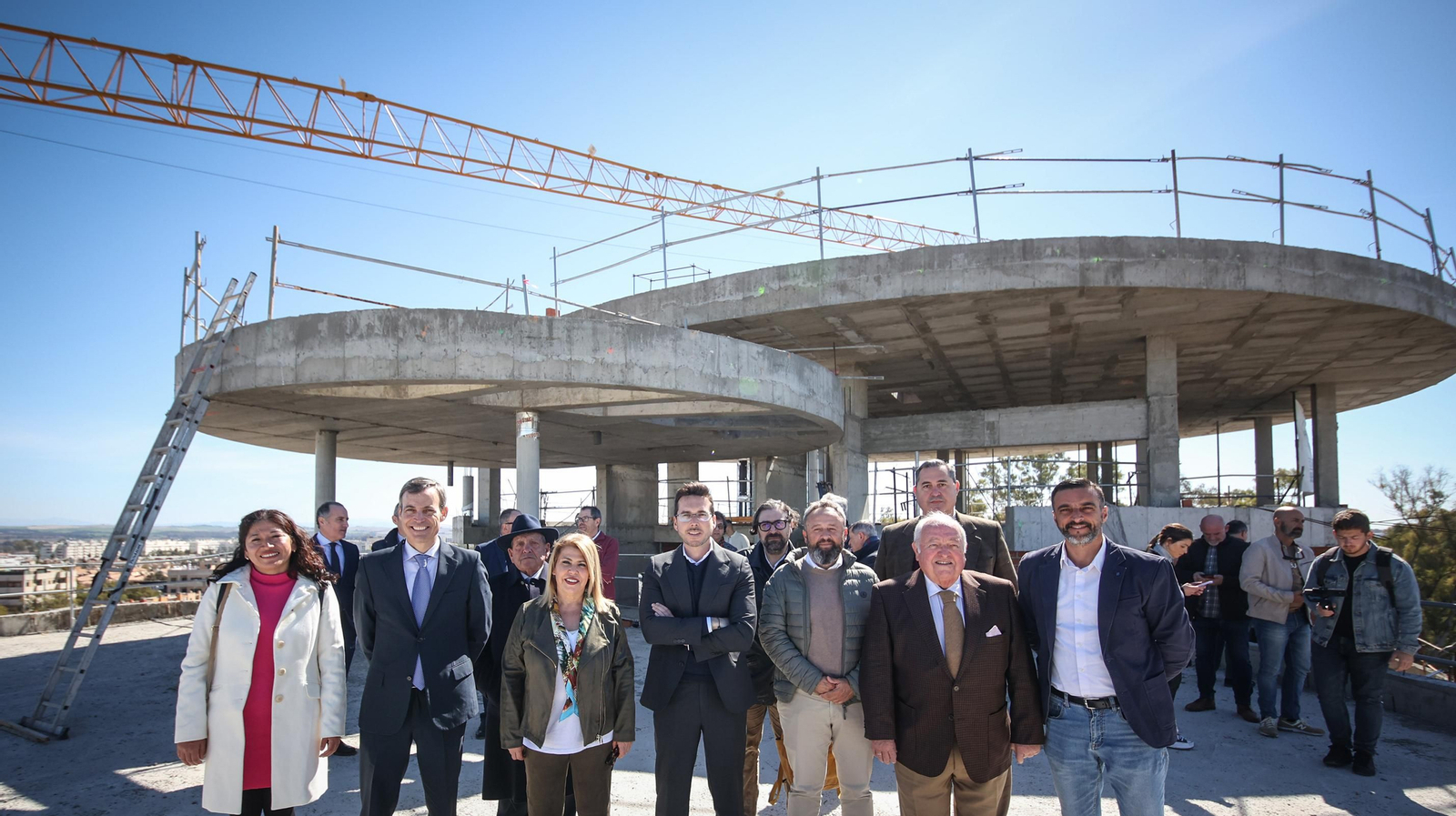 Impresionantes vistas 360º en la puesta de bandera del edificio Altillo Sky Garden en Jerez