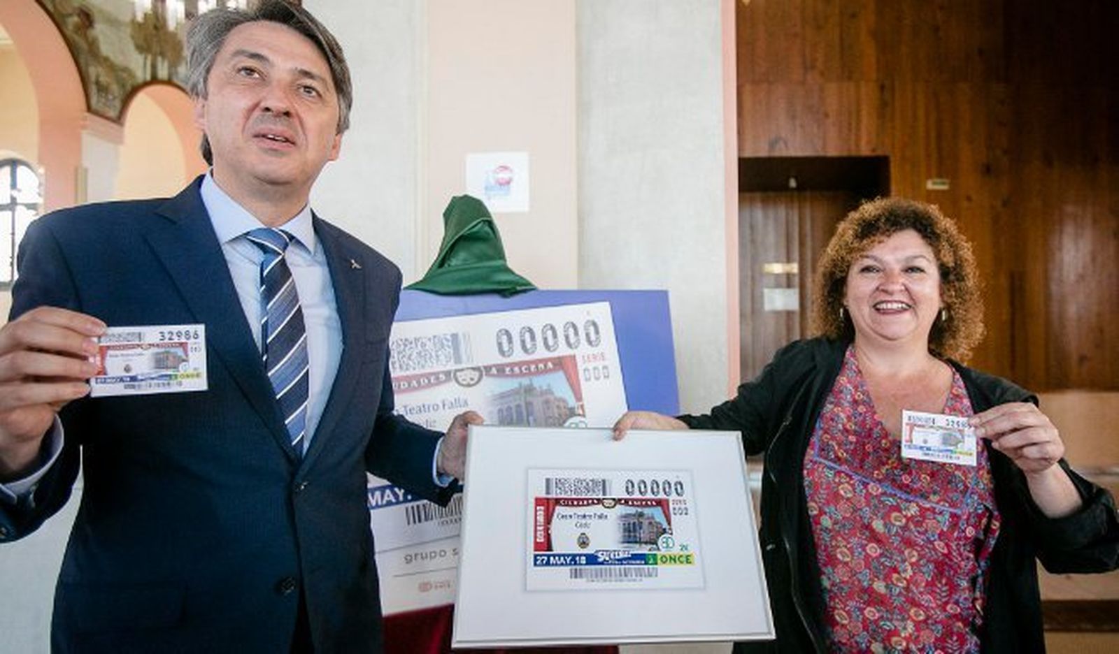 Alberto Ríos con Eva Tubío durante la presentación del cupón.