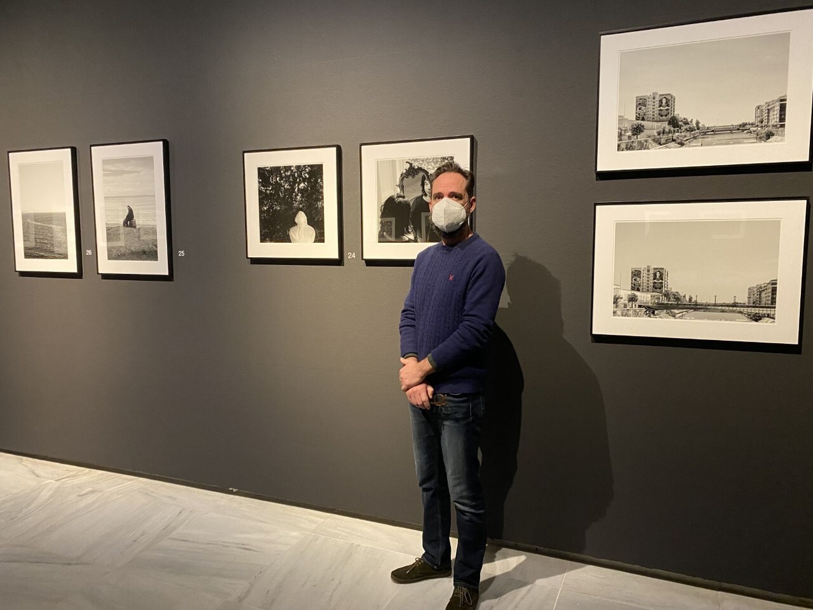 Sergio Romero junto a algunas de las imágenes de la muestra en el Rectorado.