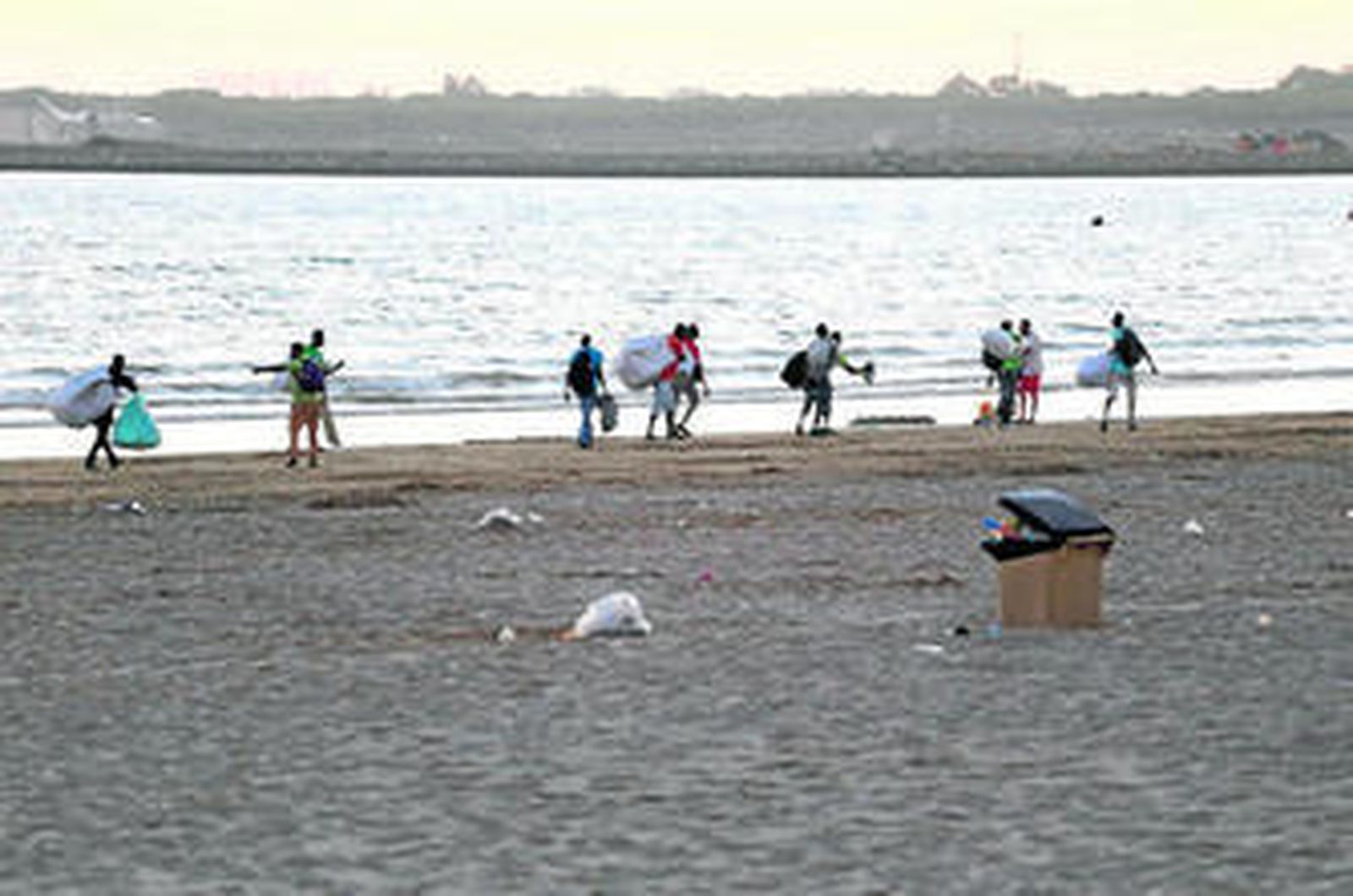 Inmigrantes dedicados a la venta ilegal, el pasado sábado huyendo de los agentes de la Policía.