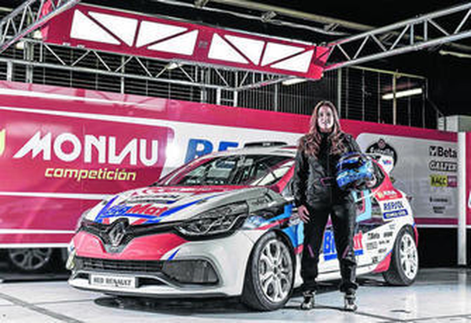 Alba Cano posa delante de su automóvil.