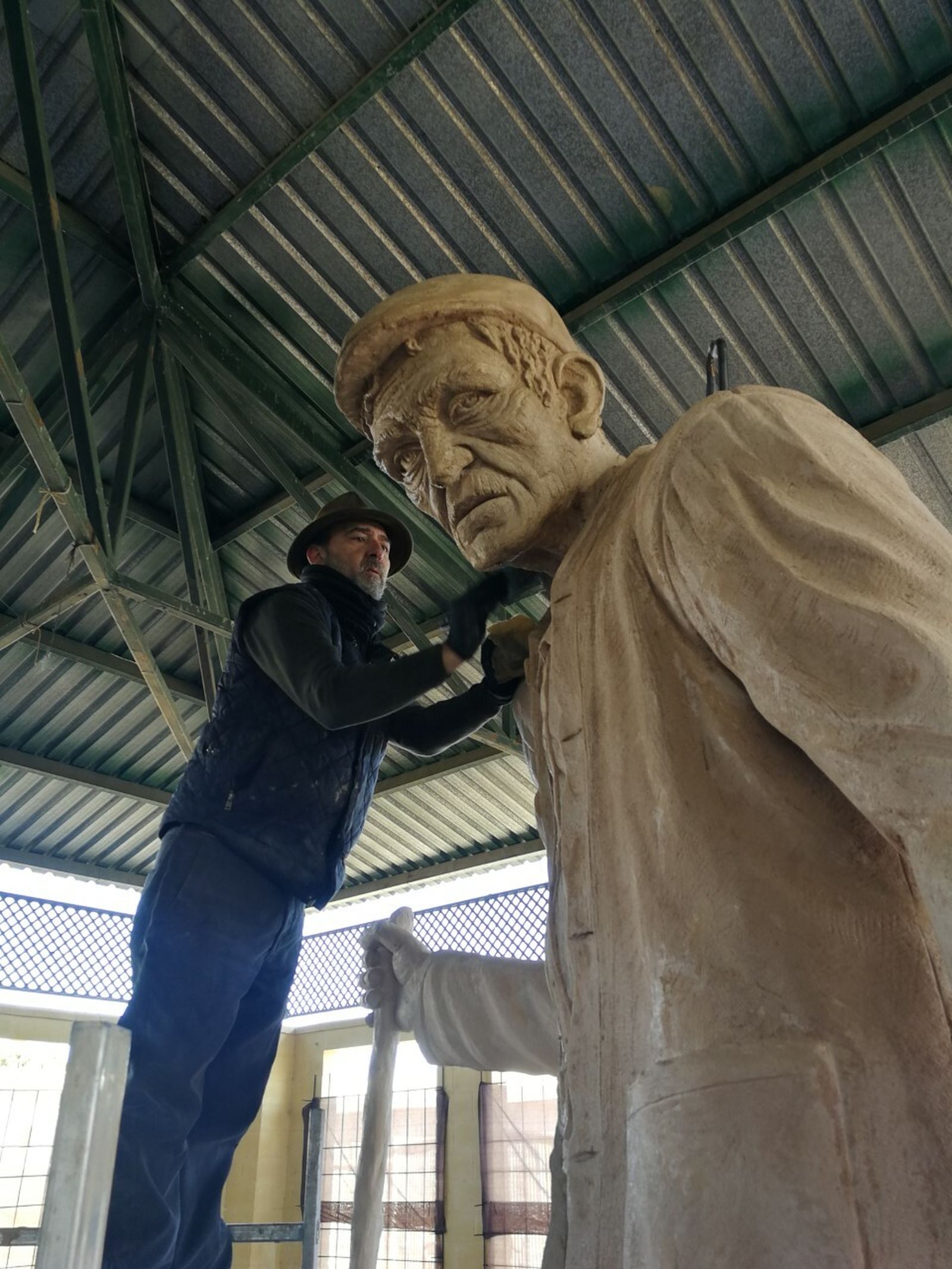 Detalle del trabajo sobre las esculturas en la caseta municipal.