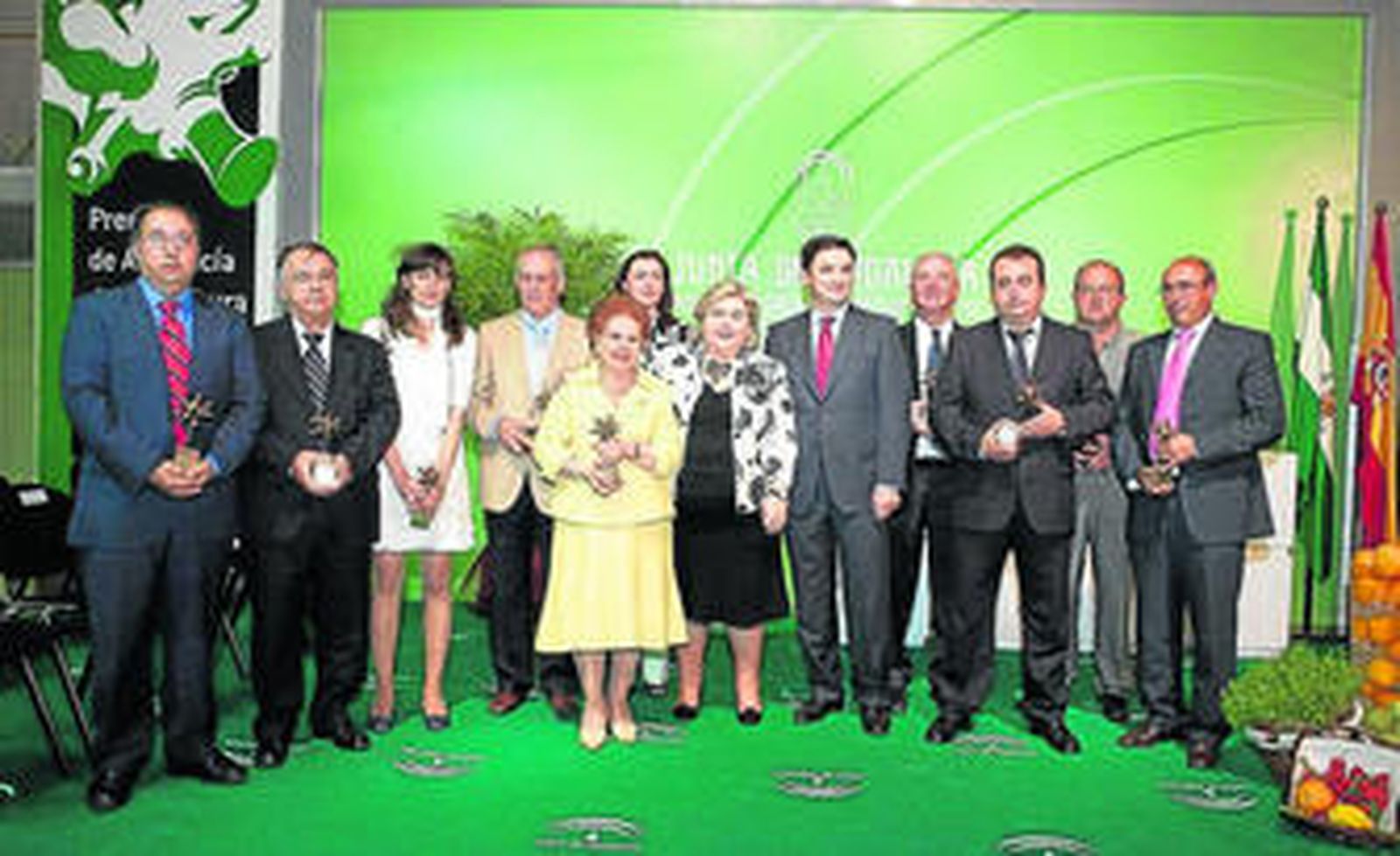 La consejera con el grupo de empresarios, tras la entrega de premios.