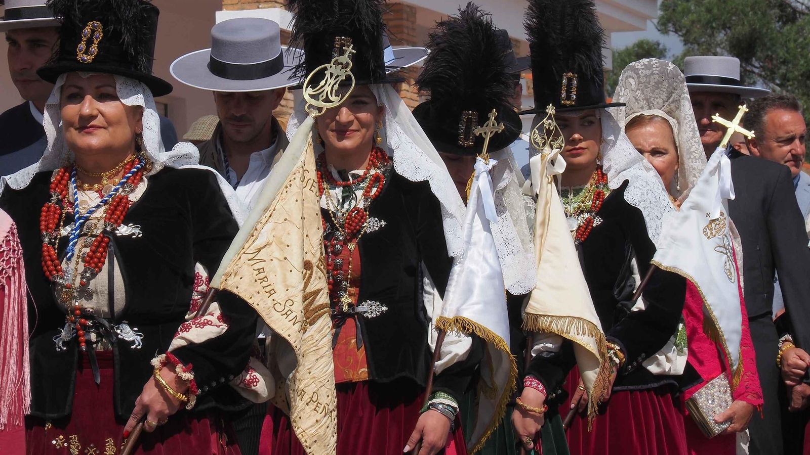 Las mujeres de la Mayordomía ataviadas con el traje de gabacha portan los pendones de la Virgen durante la pasada romería