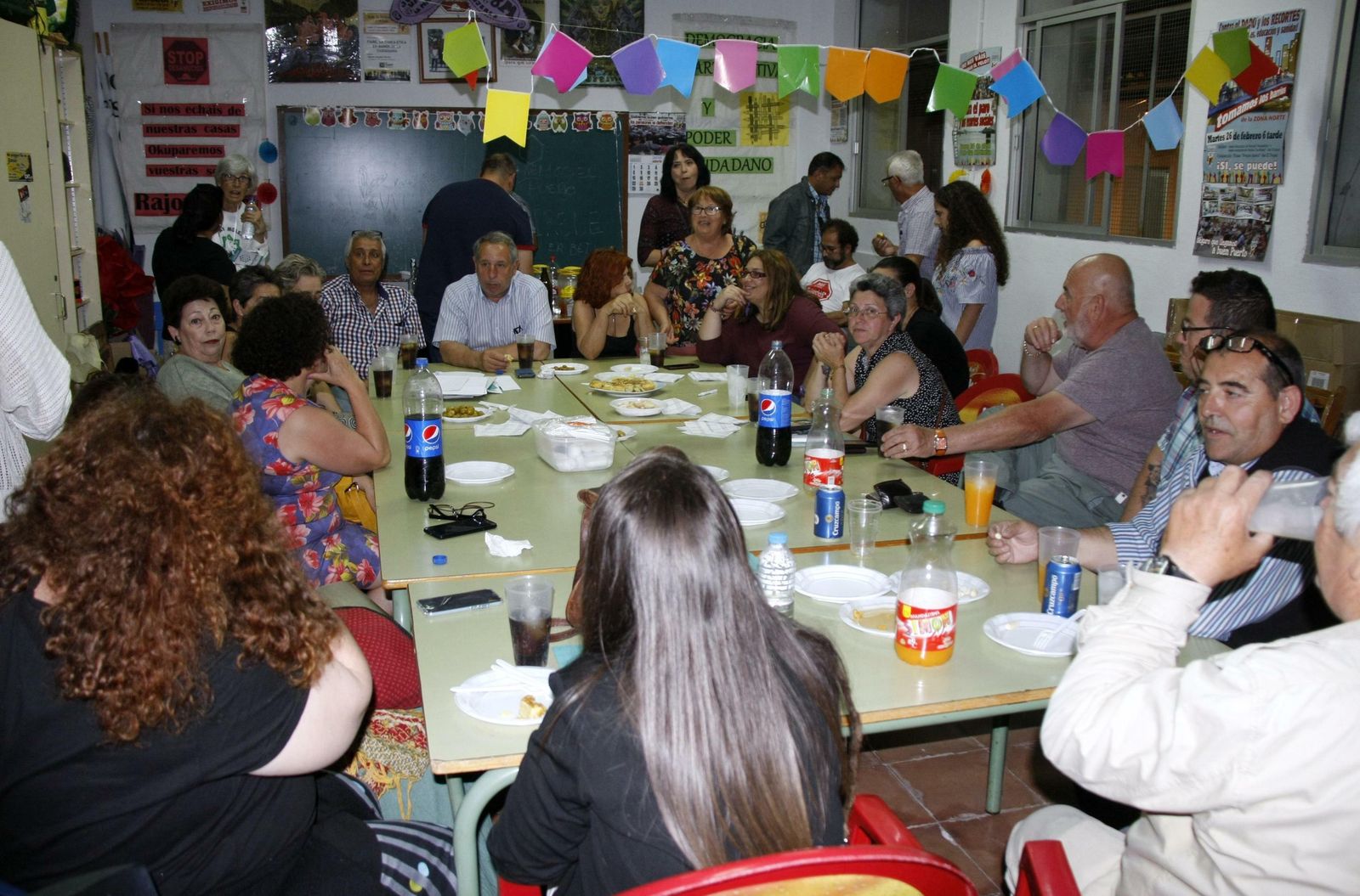 Una imagen de Levantemos en su sede de Gatona, durante la noche electoral, en la que perdieron la representación en el Ayuntamiento.